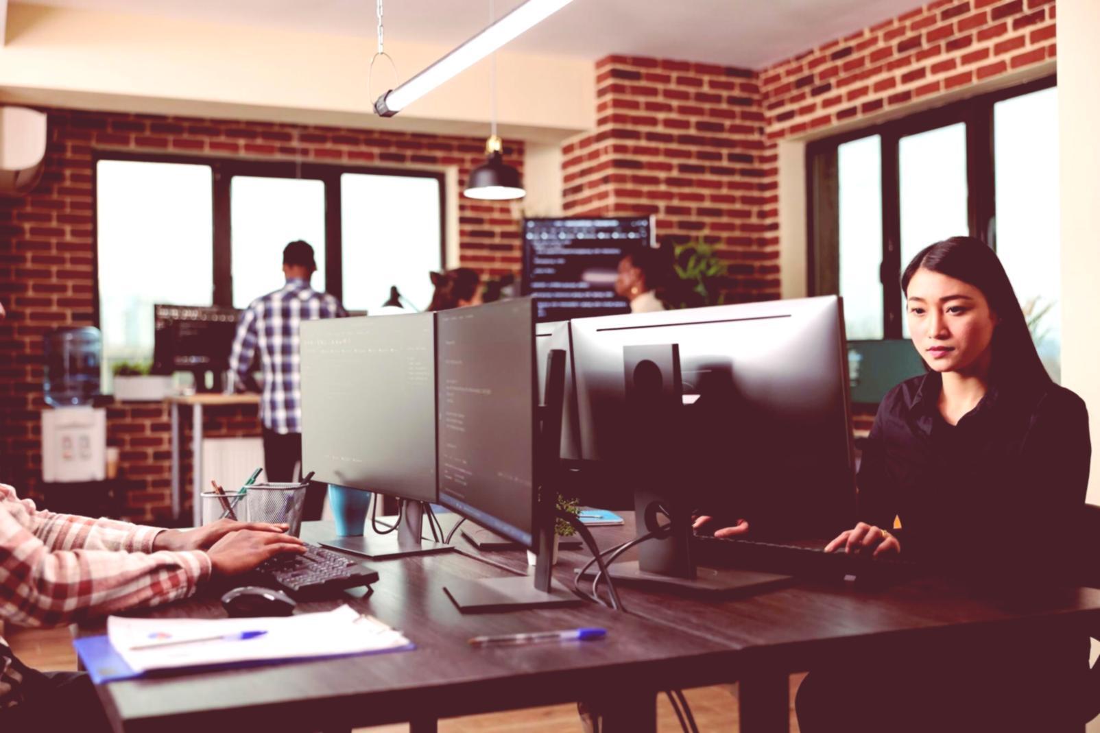 Yulavexora Team bei der Arbeit an KI-Monitoring-Lösungen