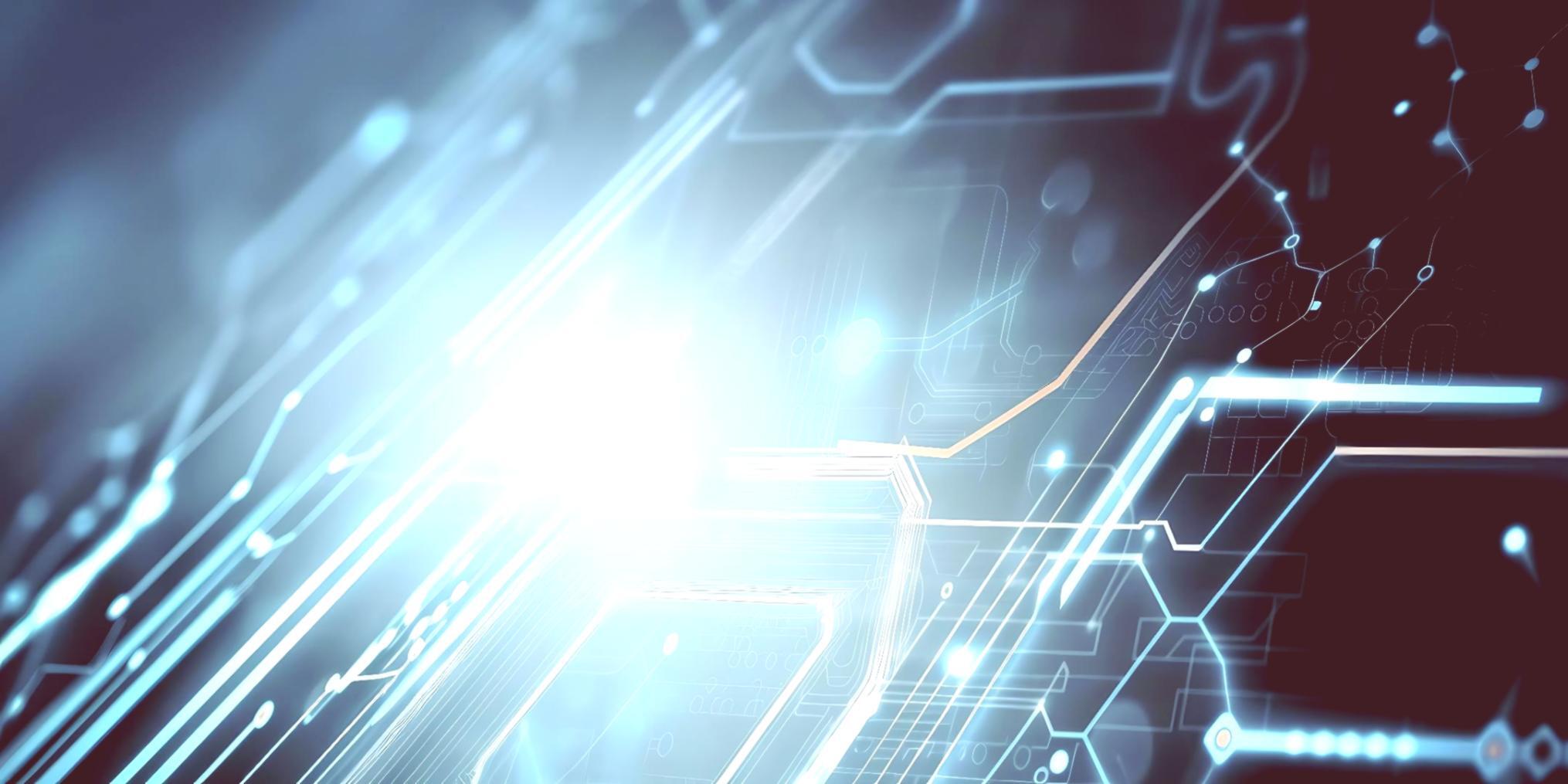 Arbeitsbereich mit technischen Monitoring-Tools und Dokumentation auf mehreren Bildschirmen